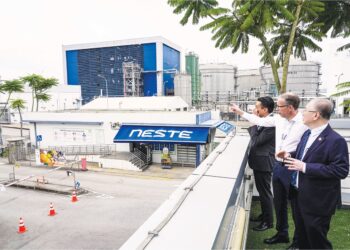 WEE Ka Siong melawat fasiliti kilang penapisan NESTE di Tuas, Singapura, diiringi Petri Jokinen dan Ketua Pegawai Eksekutif Firefly, Philip See (tiga, kanan), semalam. – UTUSAN/MOHD. FARIZWAN HASBULLAH