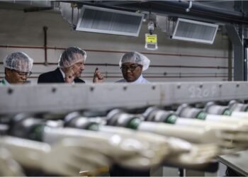 MUHAMMAD Sanusi Md. Nor (kanan) diberi penerangan oleh Zlatko Rihter ketika meninjau kawasan operasi kilang Molnlycke pada Majlis Pelancaran Molnlycke’s Eco- Friendly Surgical Glove Plant di KHTP, Kulim semalam. – UTUSAN/ SHAHIR NOORDIN