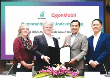MOHD. Yusri Mohamed Yusof (dua, kanan) dan Dave Andrew (dua, kiri) menunjukkan dokumen kerjasama antara PCG dan ExxonMobil.