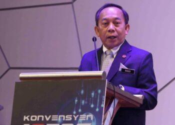 RODZI Md. Saad berucap pada Konvensyen Pegawai Keselamatan ICT di Kompleks F, Putrajaya. -UTUSAN/FAISOL MUSTAFA