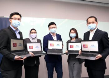 PETER Hong (tengah) bersama pengurusan kanan hospital di bawah Ramsy Sime Darby Health Care Group menunjukkan peranti elektronik yang disumbangkan kepada golongan memerlukan di sekitar Lembah Klang.
