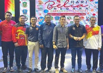 Mohd.Al Hafizi (empat dari kanan) bersama tetamu khas pada Majlis Pelancaran Hari Belia Negara Peringkat Daerah Kuala Langat di Sijangkang hari ini.
ABDUL RAZAK IDRIS