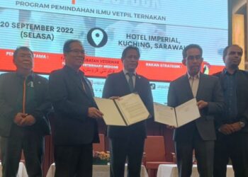 DR ADRIAN Susin Ambud (dua,kiri) bertukar-tukar  dokumen surat hasrat dengan dekan Fakulti Perubatan Veterinar UPM Profesor Dr Abdul Rahman Omar (dua  kanan) sambil diperhatikan oleh Datuk Dr Abdul Rahman Ismail (tengah).