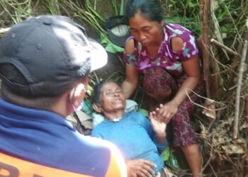 MANGSA diselamatkan selepas terjatuh dalam gaung di Bali.-AGENSI