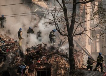 ANGGOTA bomba berusaha memadamkan kebakaran bangunan akibat serangan dron di Kyiv, Ukraine. - AFP