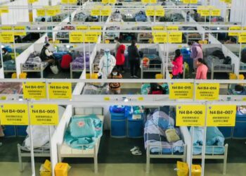 PUSAT kuarantin Covid-19 di China. - XINHUA  