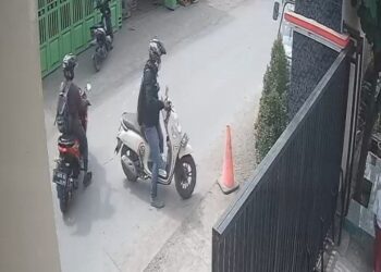 TANGKAP layar rakaman CCTV menunjukkan dua individu mencuri motosikal milik guru yang diletakkan di luar pintu pagar sekolah di Desa Grinting, Kabupaten Brebes, Jawa Tengah. - AGENSI      