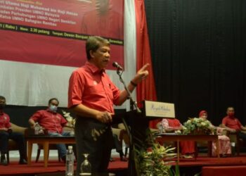 MOHAMAD Hasan sewaktu berucap merasmikan Program Taklimat dan Perasmian Berkelompok Persidangan Tahunan UMNO Cawangan-Cawangan Tahun 2021, UMNO Bahagian Rembau di Seremban hari ini.
