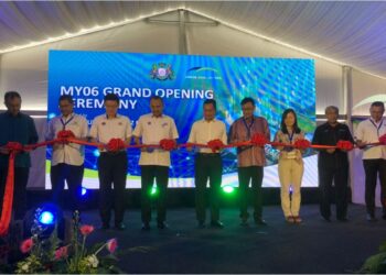 ONN HAFIZ GHAZI (tengah) melakukan gimik perasmian dengan memotong riben Data Bridge Data Centre di Sedenak Tech Park, Kulai.
