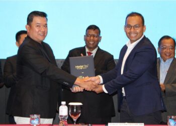 KETUA Pegawai Eksekutif Master Tec, Kok Hwa (left) dan Nik Hishamuddin Mohamed bertukar dokumen kerjasama disaksikan oleh 
Lau Kim San; Ketua Pegawai Eksekutif Invest Melaka, Datuk Ramli Mohd. Ali dan Ketua Bahagian Pengurusan Subsidiari TNB, Dr. Ir. Ahmad Jaafar Abdul Hamid.