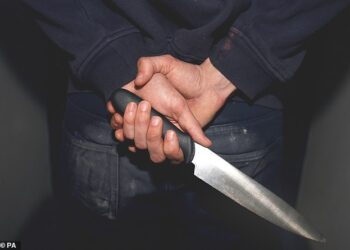 LEBIH 2,000 suspek ditangkap dan 10,000 pisau dirampas selepas pihak polis melaksanakan operasi membanteras Jenayah Pisau Kebangsaan di England dan Wales. - AGENSI