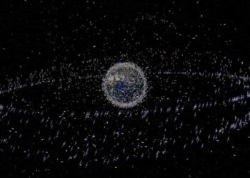 IMEJ yang dijana komputer menunjukkan objek yang boleh dikesan dalam orbit mengelilingi bumi.-AFP