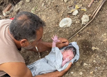 SEORANG daripada nelayan menemukan bayi perempuan di dalam beg sandang yang dicampakkan ke dalam sungai di Brazil. - AGENSI