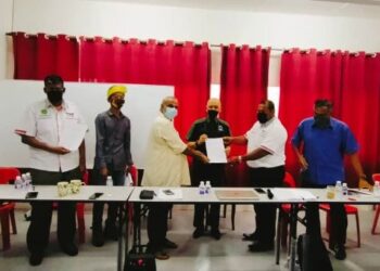 KAMARUDIN Mohd. Hussain (tiga, kanan) dan Mohd. Haron Mohd. Sidik (empat, kiri) menunjukkan memorandum ditandatangani persatuan-persatuan pengangkutan darat sambil diperhatikan Nadzim (tengah) pada sidang akhbar di Taman Seri Muda, Seksyen 25, Shah Alam, Selangor semalam.