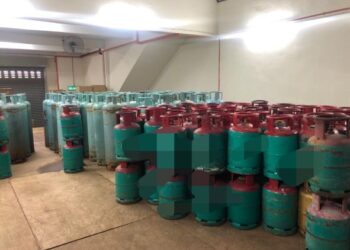 SEBANYAK 275 tong gas LPG bersubsidi dirampas dalam serbuan dijalankan KPDNHEP Selangor di sebuah premis di Bukit Kemuning, Shah Alam, Selangor pada 17 November lalu.
