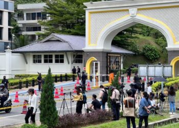 PETUGAS media berkumpul di pintu masuk Istana Negara.