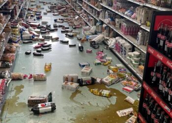 BOTOL-BOTOL kaca pecah dan barangan lain jatuh bersepah di kedai barangan runcit di Ferndale, California selepas gegaran gempa bumi.-AGENSI