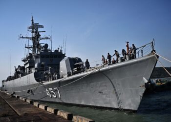 PASUKAN tentera berkumpul di atas kapal HTMS Kraburi di wilayah Prachuap Khiri Khan bagi melakukan operasi mencari dan menyelamat anggota tentera laut yang hilang. - AFP