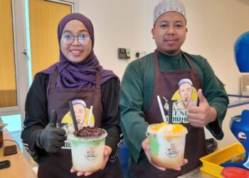 BADIHAH Mohamad Khair bersama adiknya, Mohamad Bazli menunjukkan cendol Ibnu Khair yang diilhamkan hasil sepakat bersama dua lagi adik-beradik mereka.