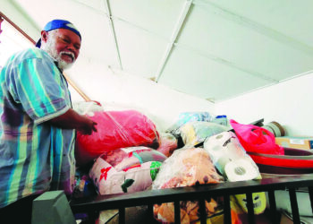 SAMSUDIN Omar menunjukkan barangan yang telah disimpan di atas loteng sebagai langkah berjaga-jaga menghadapi kejadian banjir di Taman Pinggiran Felda Sungai Kelamah, Gemas, Tampin. - UTUSAN/NOR AINNA HAMZAH