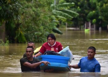 TENTERA Thailand memindahkan mangsa banjir di perkampungan Lampu dekat Narathiwat semalam. - AFP
