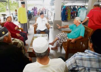 ISMAIL Sabri Yaakob (duduk, tengah) beramah mesra dengan masyarakat setempat selepas menunaikan solat Jumaat di Masjid Mengkarak, Bera pada 2017. – UTUSAN/ABDUL RASHID ABDUL RAHMAN