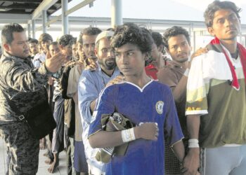 TINDAKAN menambah bilangan ejen Bangladesh boleh menyebabkan Malaysia menjadi pusat lambakan pekerja dari negara itu.