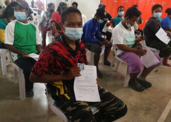 ANTARA remaja Orang Asli suku Semaq Beri yang terlibat dalam Program Imunisasi Covid-19 Kebangsaan (PICK) di Kampung Sungai Pergam di Kemaman, semalam. - NIK NUR IZZATUL HAZWANI NIK ADNAN