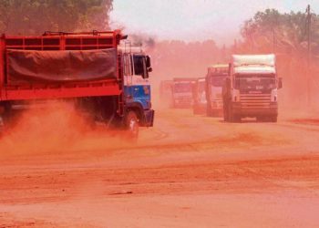 LORI-LORI mengangkut bauksit bukan sahaja  mencemar alam sekitar tetapi turut dipandu secara berbahaya. Gambar dirakam di Pahang pada 2016.  
– Gambar hiasan