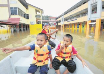 SUDAH tiba masa orang ramai memiliki alat atau
jentera pengangkutan air sendiri, sekurangkurangnya
jaket keselamatan dan sampan.
