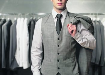 PADANAN warna dan fabrik sesuai harus jadi pilihan lelaki dalam menata gaya.