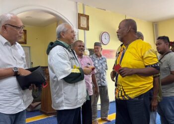 Annuar Musa (dua dari kiri) menyampaikan bantuan kepada mangsa ribut bagi Parlimen Ketereh di Madrasah Binjai Manis, Ketereh, Kelantan semalam. UTUSAN/ROSMIZAN RESDI