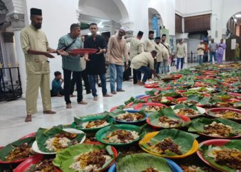 LEBIH 1,000 jemaah dan pengunjung Masjid Kapitan Keling, George Town, Pulau Pinang tidak melepaskan menyertai tradisi makan di dalam talam yang dianjurkan di masjid itu setiap malam 27 Ramadan sejak kira-kira 200 tahun lalu.
