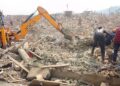 ORANG ramai berusaha menyelamatkan mangsa yang terperangkap di bawah runtuhan akibat letupan kuat di Apiate, barat Ghana.-AGENSI