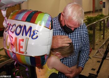 CHARLOTTE mengesat air mata ketika bertemu semula dengan datuknya, Bernie Edmonds selepas menghabiskan masa selama dua tahun di Albuquerque, New Mexico. - AAPIMAGE