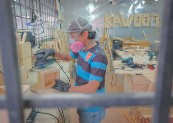 KAKITANGAN Kawood, Azlan Hadi Abu Bakar melakukan kemasan akhir pada salah satu produk kayu
di bengkel Kawood di PPR Seri Cempaka, Kuala Lumpur. - UTUSAN/MUHAMAD IQBAL ROSLI