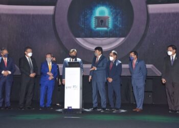 ABANG Johari Tun Openg (empat dari kiri) merasmikan Majlis Centenary Townhall Sarawak Energy di Pusat Konvensyen Borneo Kuching (BCCK) hari ini.
