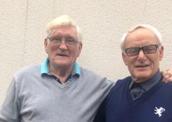 Allen Swinbank (kiri) dan adiknya yang baharu ditemui, John Robson (kanan) teruja untuk mengenali satu sama lain.-AGENSI