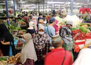 Rakyat menanti inisiatif kerajaan untuk mengurangkan kenaikan kos hidup yang semakin meningkat dalam pembentangan Belanjawan 2023, Jumaat ini. – GAMBAR HIASAN