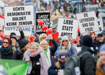 SERAMAI 20,000 orang melakukan protes terhadap perintah berkurung di bandar Kassel, Jerman kelmarin. - AGENSI