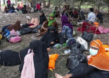 SEBAHAGIAN daripada pelarian Rohingya yang terkandas di Aceh. - AGENSI