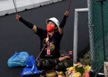 AKSI Rara Istiani Wulandari yang cuba menghentikan hujan di Litar Mandalika disifatkan memalukan Indonesia. - AGENSI