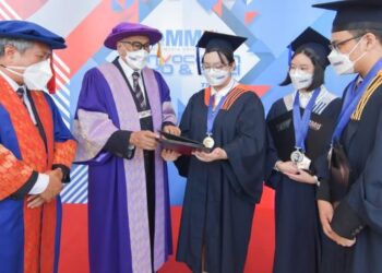 ANTARA penerima anugerah pada Majlis Konvokesyen ke-22, MMU, di Cyberjaya. - IHSAN MMU