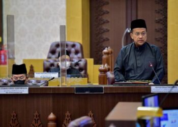 AHMAD Samsuri Mokhtar membacakan titah Sultan Terengganu dalam  istiadat pembukaan Penggal Kelima Dewan Undangan Negeri (DUN) Ke-15 di Wisma Darul Iman di Kuala Terengganu, hari ini. - PUQTRA HAIRRY ROSLI
