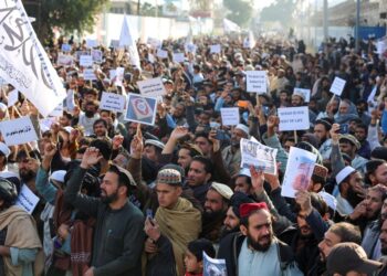 LELAKI Afghanistan berarak menentang pembakaran Al-Quran oleh Rasmus Paludan selepas solat Jumaat di Ghazni pada 27 Januari lalu.-AFP