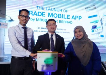 NOR Azam M. Taib (tengah) menyempurnakan majlis pelancaran aplikasi mudah alih M TRADE oleh MBSB Bank di Ibu pejabat MBSB Bank, Petaling Jaya. - UTUSAN/FAUZI BAHARUDIN
