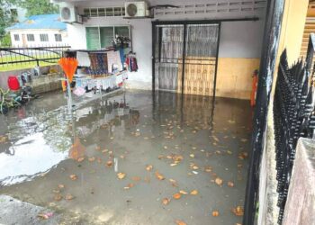 ANTARA rumah penduduk di Ayer Keroh, Melaka yang terjejas akibat banjir kilat.