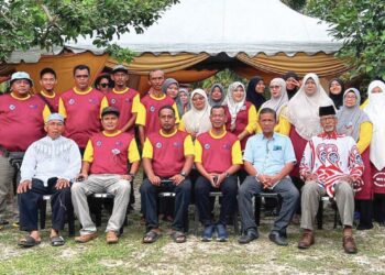 SAHRIHAN Jani (duduk tiga dari kanan), Mazeni Keling (duduk tiga dari kiri) serta jawatankuasa program bergambar kenangan selepas perasmian Sukaneka Batu 19 Ceria Berukhuwah 2023 anjuran penduduk Kampung Melayu Batu 19 Sengkang, Bukit Gambir, Johor, baru-baru ini.