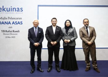 RAFIZI Ramli (dua kiri), Raja Arshad Raja Uda (kiri), Syed Yasir Arafat Syed Abd Kadir (kanan) dan Pemilik Kaisar Farmasi, Nor Hazalina Ibrahim kanan) pada Majlis Pelancaran Dana Asas Ekuinas di Pusat Konvensyen Sime Darby, Bukit Kiara Kuala Lumpur, semalam. – UTUSAN/AFIQ RAZALI
