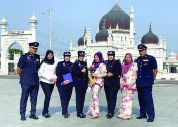 SEBAHAGIAN pegawai, anggota dan petugas di IPD Kota Setar bergambar dengan berlatarbelakangkan Masjid Zahir pada sambutan Hari Peringatan Polis Ke-26 peringkat IPD tersebut di Dataran Medan Bandar, Alor Setar. – UTUSAN/MOHD. RAFEI AZIMI